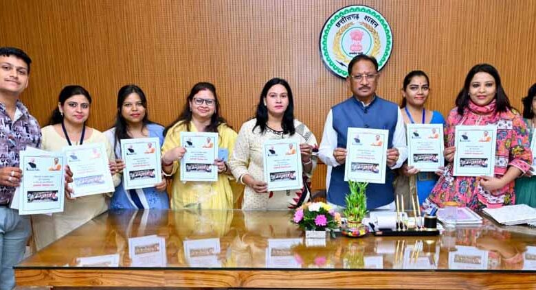 मुख्यमंत्री विष्णु देव साय ने ‘अविस्मरणीय यात्रा’ पुस्तक का किया विमोचन 1 Pustak 01