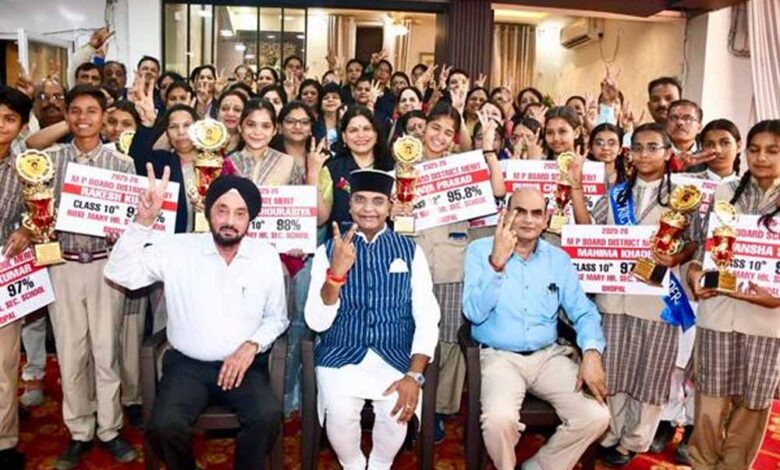 भोपाल के मेधावी विद्यार्थियों से मिले मंत्री सारंग 1 Sarang 3