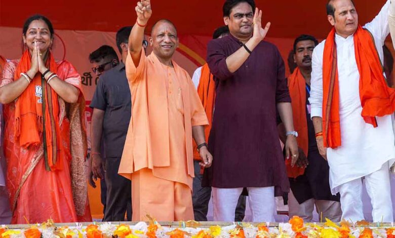 पश्चिम बंगाल में नबद्वीप, कटवा तथा बागदा विधानसभा क्षेत्रों में आयोजित जनसभाओं में गरजे सीएम योगी आदित्यनाथ 1 bagda 3