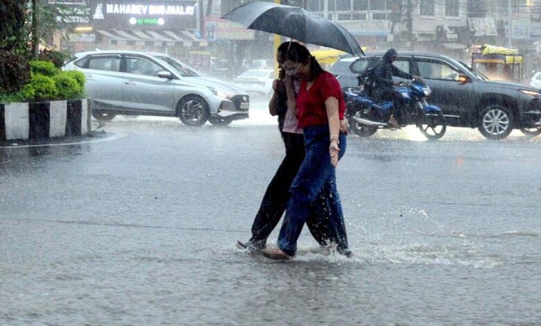 भीषण गर्मी पर 'ब्रेक': अगले 48 घंटों में पारा गिरेगा, 18 राज्यों में आंधी-बारिश का अलर्ट 1 rain 7A 34 2 1