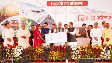 किसान देश की अर्थव्यवस्था की रीढ़, किसानों के विकास के लिए हम हैं प्रतिबद्ध : केन्द्रीय रक्षा मंत्री सिंह 7 rajnath with mohan2
