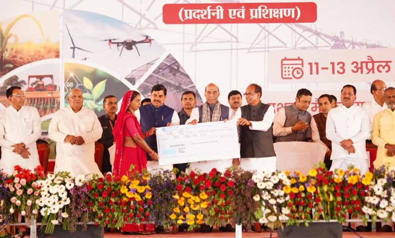 किसान देश की अर्थव्यवस्था की रीढ़, किसानों के विकास के लिए हम हैं प्रतिबद्ध : केन्द्रीय रक्षा मंत्री सिंह 1 rajnath with mohan2