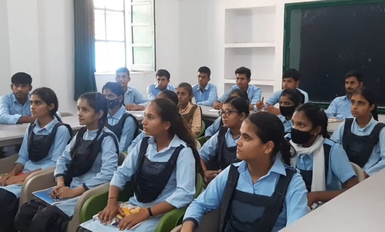 भोपाल में आज अधिकारी बने शिक्षक, 102 सरकारी स्कूलों में अफसरों ने ली क्लास, बच्चों से किया संवाद 1 school student6A 106 1