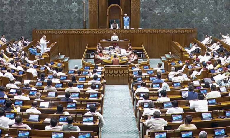 महिला आरक्षण बिल अटका: लोकसभा में संख्या नहीं जुटा पाई सरकार, 298 वोट पर सिमटा समर्थन 1 woman reservation1