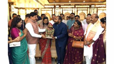मुख्यमंत्री डॉ. यादव ने केंद्रीय मंत्री डॉ. वीरेंद्र कुमार के पुत्र- पुत्रवधू को दिया सुखद दाम्पत्य जीवन का आशीर्वाद 8 11A 156