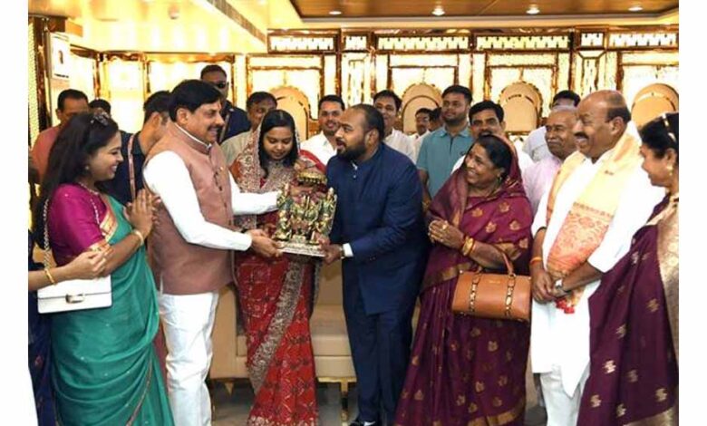 मुख्यमंत्री डॉ. यादव ने केंद्रीय मंत्री डॉ. वीरेंद्र कुमार के पुत्र- पुत्रवधू को दिया सुखद दाम्पत्य जीवन का आशीर्वाद 1 11A 156