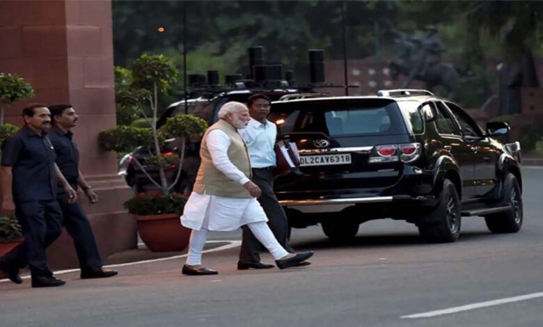 PM मोदी की सादगी की मिसाल: आधा किया अपना काफिला, SPG को दिए खास निर्देश 1 13A 15