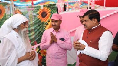 गुरुदेव के आशीर्वाद से ही सनातन और सत्य मार्ग का अनुसरण करने की प्रेरणा मिलती है : मुख्यमंत्री डॉ. यादव 4 16A 37