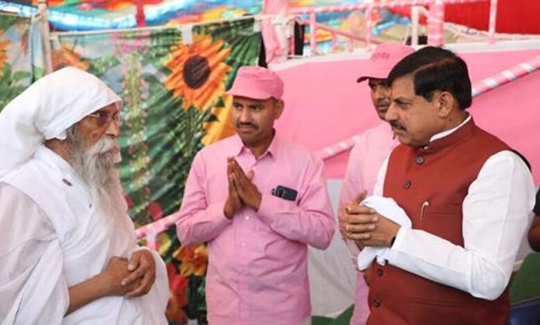 गुरुदेव के आशीर्वाद से ही सनातन और सत्य मार्ग का अनुसरण करने की प्रेरणा मिलती है : मुख्यमंत्री डॉ. यादव 1 16A 37