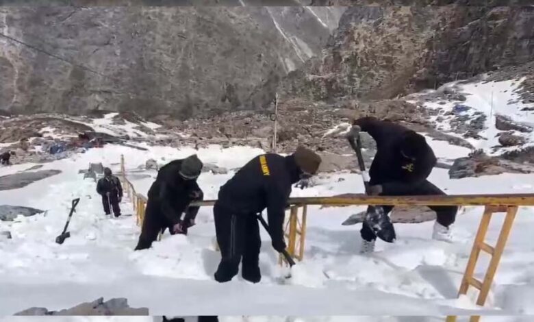 हेमकुंड साहिब में बिछी सफेद चादर, बर्फ काटकर रास्ता बनाने में जुटी सेना 1 1A 129