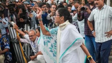 3 घंटे तक ममता की मौजूदगी, कार्यकर्ताओं का पहरा: टीएमसी के आरोप और EC का जवाब एक साथ 7 1A 30