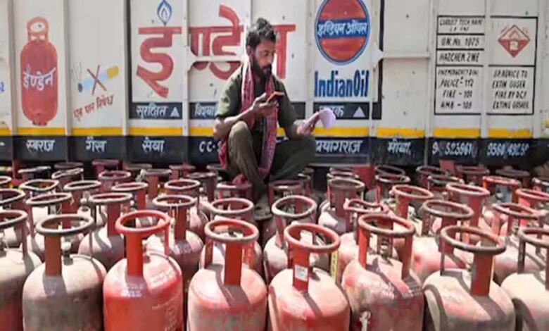 MP में कमर्शियल गैस सिलेंडर ₹993 महंगा, भोपाल में 3074, इंदौर में 3179 और ग्वालियर में 3296 में मिलेगा 1 1A 89