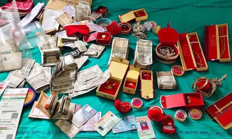 बंगाल: सरकारी अस्पताल के ऑपरेशन थिएटर से जब्त हुआ सोना और कैश 1 5A 49