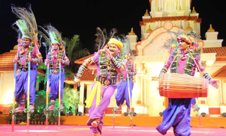 इंदौर मालवा महोत्सव में छाया रहा गेड़ी नृत्य का जादू 1 Bilaspur 01 3
