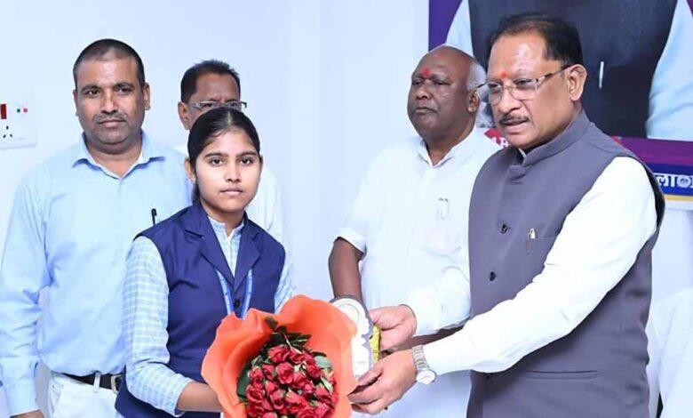 CM साय का संदेश: सपना देखो, लक्ष्य बनाओ और मेहनत करो- बलरामपुर में मेधावी छात्रों का सम्मान 1 Chhattisgarh News 09 1 2