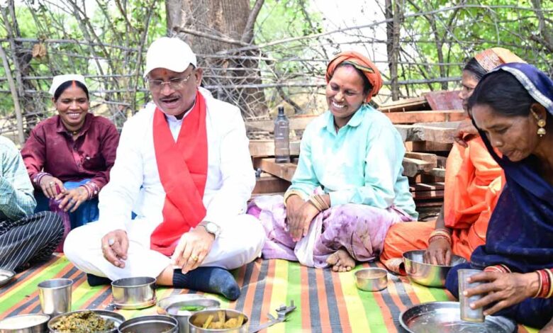 सीएम साय ने निर्माणाधीन पंचायत भवन में श्रमिकों के साथ बैठकर खाया बोरे बासी और आमा चटनी 1 Chhattisgarh News 12 2