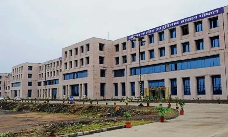 7 महीने से लकवाग्रस्त महिला को एम्स में नई जिंदगी, रीढ़ के रास्ते दी दवा से खुलीं नसें 1 aims