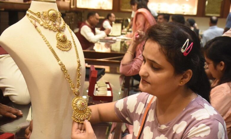 इंदौर में सोना-चांदी ने तोड़े रिकॉर्ड, सोना ₹8000 और चांदी ₹9000 तक महंगी 1 gold 153 2 2