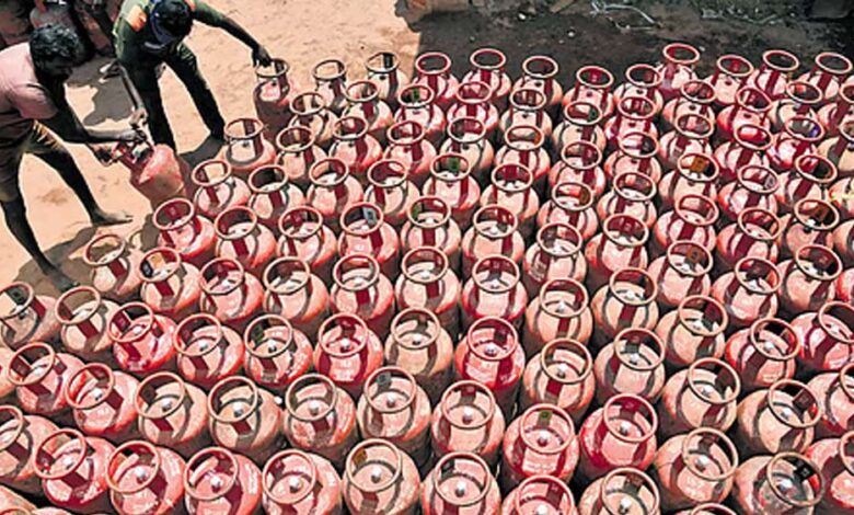 क्या गैस सिलेंडर होगा महंगा? सरकारी सब्सिडी पर पड़ेगा असर, इस रिपोर्ट ने बढ़ाई चिंता 1 lpg 37 3 4