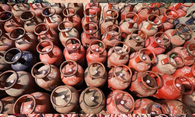 गैस उपभोक्ताओं के लिए बड़ा अलर्ट: LPG सब्सिडी बचानी है तो 7 दिन में करना होगा ये काम 1 lpg 37 4 2