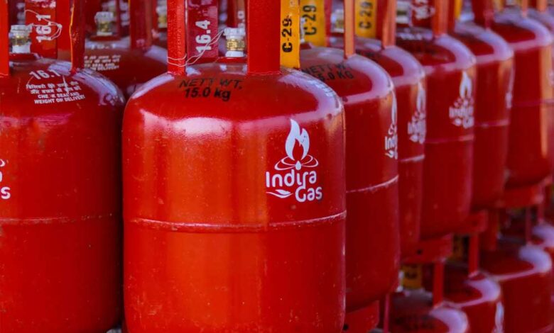 आज से LPG के 3 बड़े नियम बदले: डबल गैस बंद, OTP बेस्ड डिलीवरी लागू 1 lpg gas cylinder8A 8 2