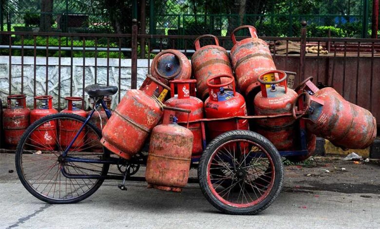 सरकार ने लागू किया LPG का नया नियम, नहीं माने तो कट सकता है गैस कनेक्शन; उपभोक्ताओं को तुरंत करना होगा ये काम 1 lpg gas cylinder8A 8 3 1