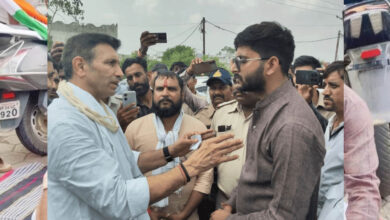 रतलाम से पैदल भोपाल पहुंचे दो कांग्रेस कार्यकर्ता, निष्कासन के विरोध में PCC कार्यालय के बाहर धरने पर बैठे 8 30A 155