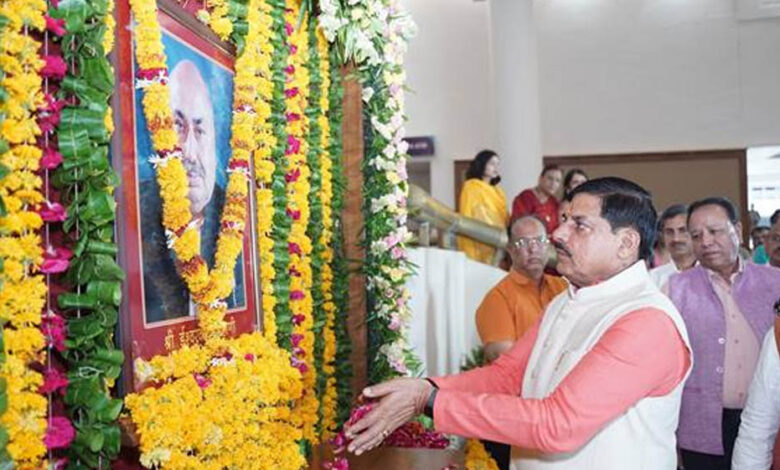 मुख्यमंत्री डॉ. यादव ने पूर्व विधानसभा अध्यक्ष स्व. रोहाणी की जयंती पर किया नमन 1 30A 218
