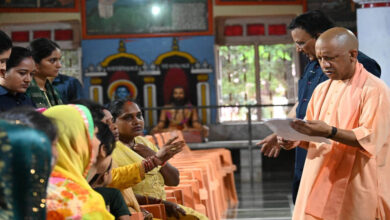 जनसेवा सर्वोपरि : प्रतिकूल मौसम में भी सीएम योगी ने किया जनता दर्शन 7 11A 176