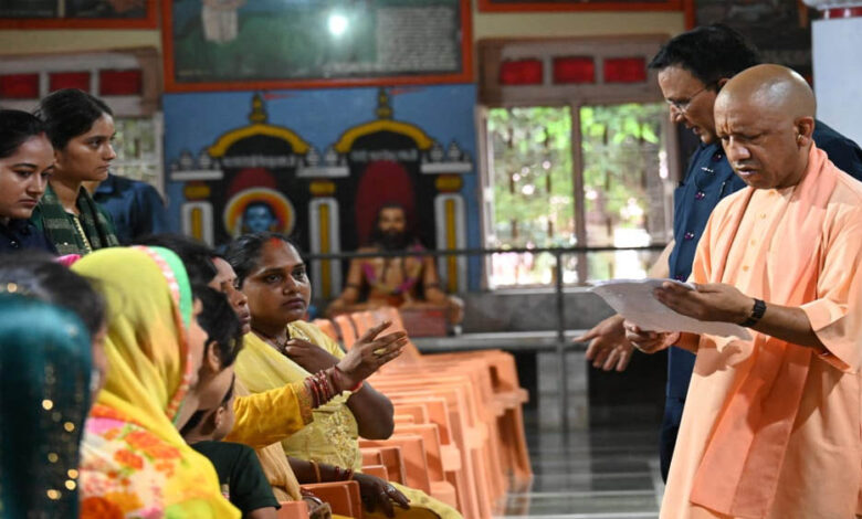 जनसेवा सर्वोपरि : प्रतिकूल मौसम में भी सीएम योगी ने किया जनता दर्शन 1 11A 176
