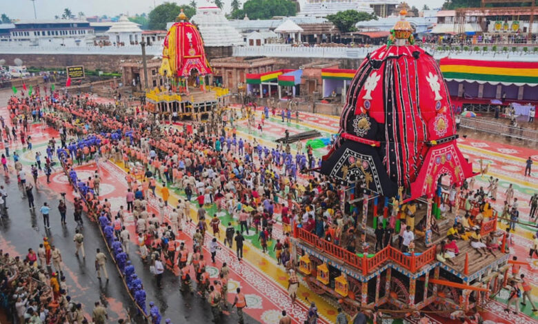 Jagannath Rath Yatra 2026: झमाझम बारिश के बीच जय जगन्नाथ के जयघोष से गूंजा पुरी, लाखों श्रद्धालुओं ने किए दिव्य रथों के दर्शन 1 16A 121