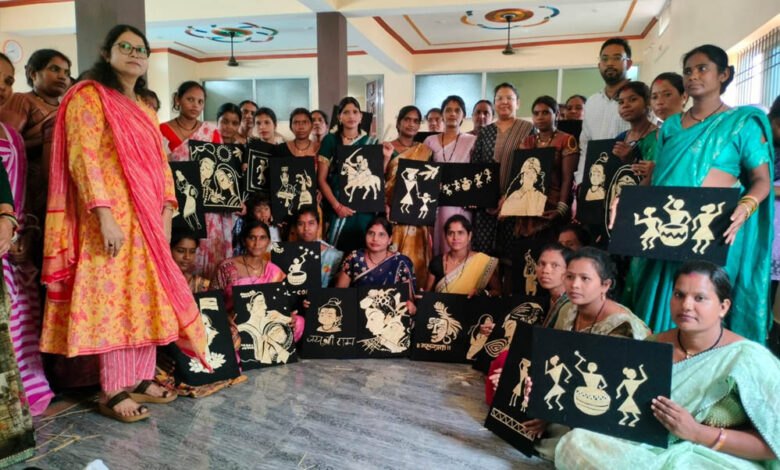 बलौदाबाजार में समूह की 40 महिलाओं को मिला धान और पैरा आर्ट का प्रशिक्षण 1 16A 129