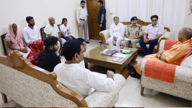 दलित छात्रा ललिता गौतम के परिजनों से मिले मुख्यमंत्री, घटना पर जताया दुःख, कहा दोषी बचेंगे नहीं 9 18A127