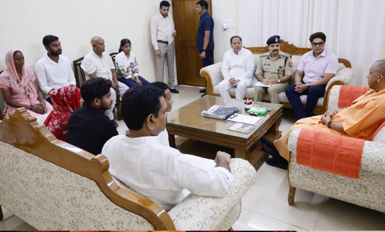 दलित छात्रा ललिता गौतम के परिजनों से मिले मुख्यमंत्री, घटना पर जताया दुःख, कहा दोषी बचेंगे नहीं 1 18A127