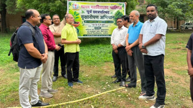 माधव महाविद्यालय की पूर्व छात्रपरिषद ने वाणिज्य अध्ययन शाला में किया वृक्षारोपण 1 18A131