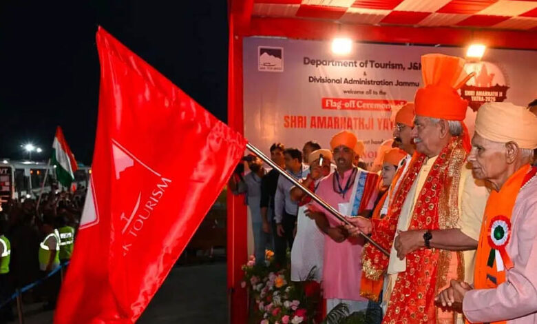 Amarnath Yatra 2026: 'बम बम भोले' के जयघोष के बीच पहला जत्था रवाना, एलजी मनोज सिन्हा ने दिखाई हरी झंडी 1 2 ju 3