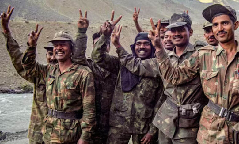 कारगिल युद्ध का अनसुना किस्सा: सफेद झंडा, पाकिस्तानी अफसर संग सिगरेट और फिर प्वाइंट 5465 पर फतह 1 30A 112