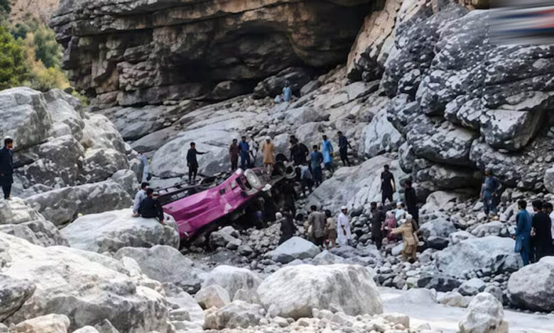 पाकिस्तान में बड़ा सड़क हादसा, खाई में गिरी ओवरलोडेड बस; 40 लोगों की मौत 1 3A 102
