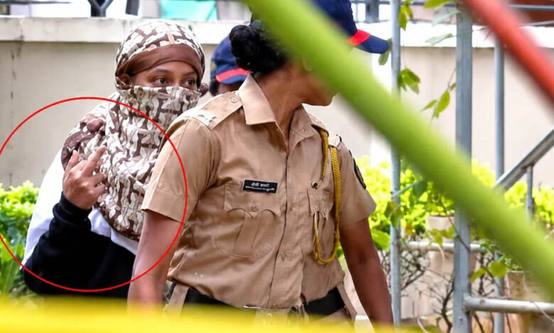 केतन अग्रवाल मर्डर केस: पुलिस घेरे में सिया गोयल का कथित ‘मिडिल फिंगर’ इशारा, VIDEO वायरल 1 3A 57