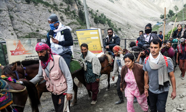 अमरनाथ यात्रा 2026: 4,812 श्रद्धालुओं का तीसरा जत्था जम्मू से रवाना, सेना के कड़े सुरक्षा घेरे में शुरू हुआ सफर 1 4A 129