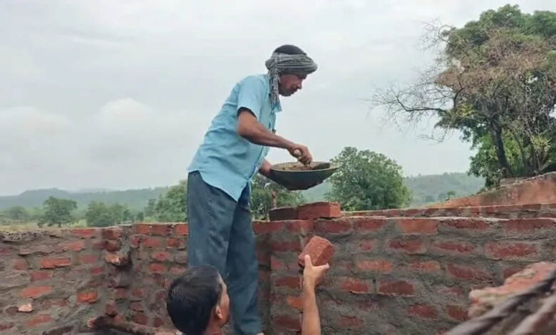 डिंडौरी में आदिवासियों ने चंदा जुटाकर बना दिया सरकारी स्कूल, 3 साल तक नहीं मिली सरकारी मदद 1 7A 118