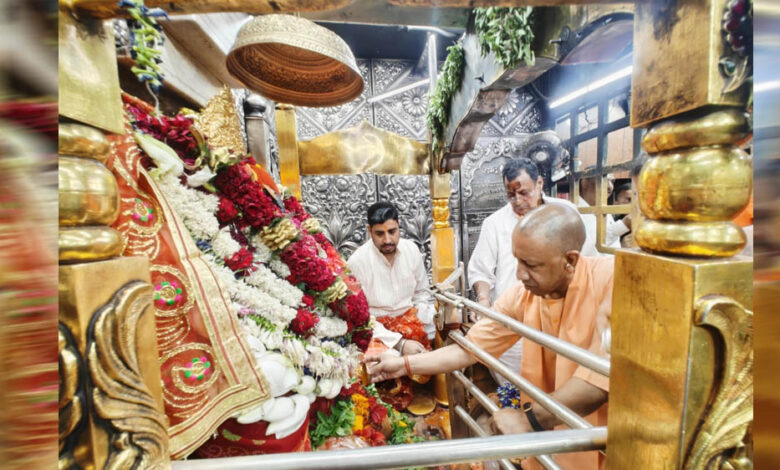 मुख्यमंत्री योगी ने मां विंध्यवासिनी के दरबार में की पूजा-अर्चना 1 8A 196