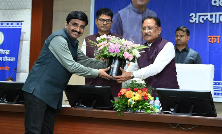 रायपुर : कर्मचारियों की गरिमा और आर्थिक सुरक्षा के लिए मुख्यमंत्री विष्णु देव साय की बड़ी पहल 1 9A 13