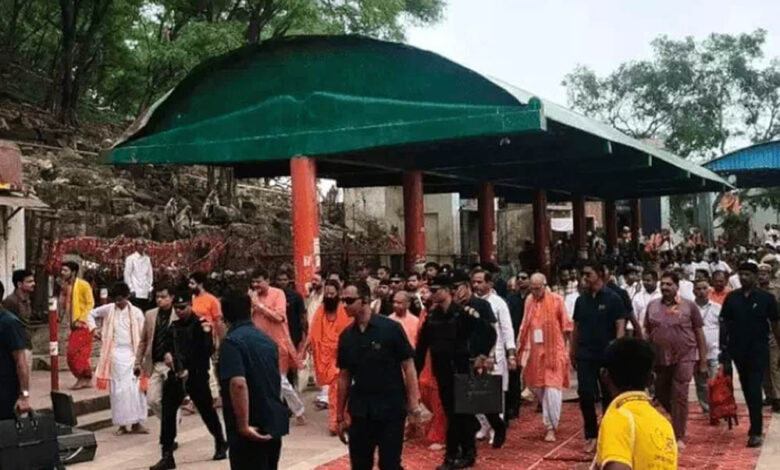 चित्रकूट दौरे पर CM योगी, कामदगिरि की परिक्रमा कर बरहा हनुमान मंदिर में की पूजा-अर्चना 1 9A 83