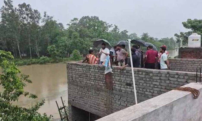 बिलासपुर में भारी बारिश से कई घर बने टापू, भूख-प्यास से जूझ रहे लोग 1 Chhattisgarh News 07 2 13