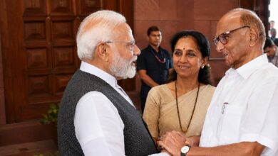 संसद में पीएम मोदी और शरद पवार की मुलाकात ने बढ़ाई सियासी हलचल, सुप्रिया सुले भी रहीं मौजूद 6 संसद में पीएम मोदी और शरद पवार की मुलाकात ने बढ़ाई सियासी हलचल, सुप्रिया सुले भी रहीं मौजूद Sub Headi