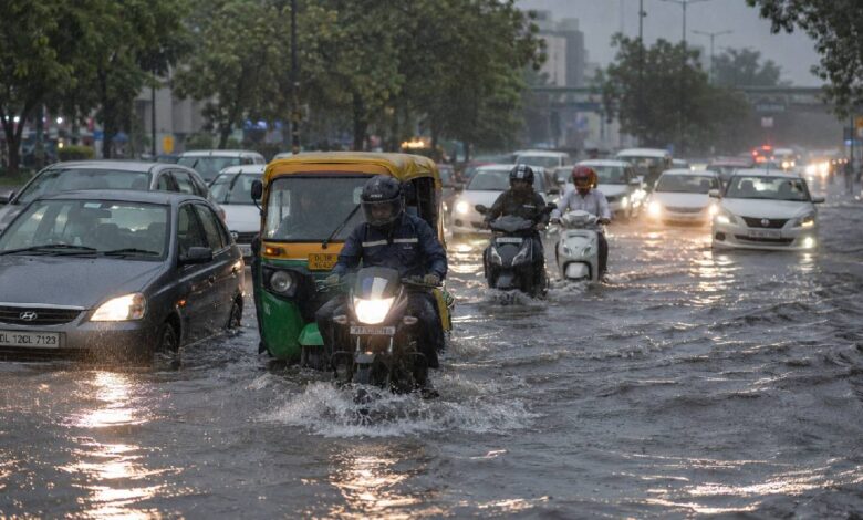 Weather Update: दिल्ली-NCR में बारिश से राहत, लेकिन जलभराव ने बढ़ाईं मुश्किलें