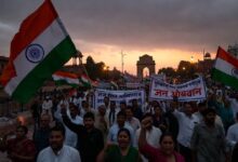 राजनीति अक्सर कैमरे से थोड़ा आगे चलती है। असल सवाल यह नहीं होता कि सड़क पर कितने लोग थे।