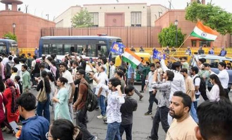 दिल्ली के जंतर-मंतर पर फिर बवाल, पुलिस और प्रदर्शनकारियों में झड़प; 2 ACP समेत 5 पुलिसकर्मी घायल