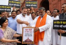 राम मंदिर चढ़ावे के मुद्दे पर संसद में अनोखा प्रदर्शन, पुजारी बने पप्पू यादव, राहुल गांधी ने डाला सांकेतिक चंदा